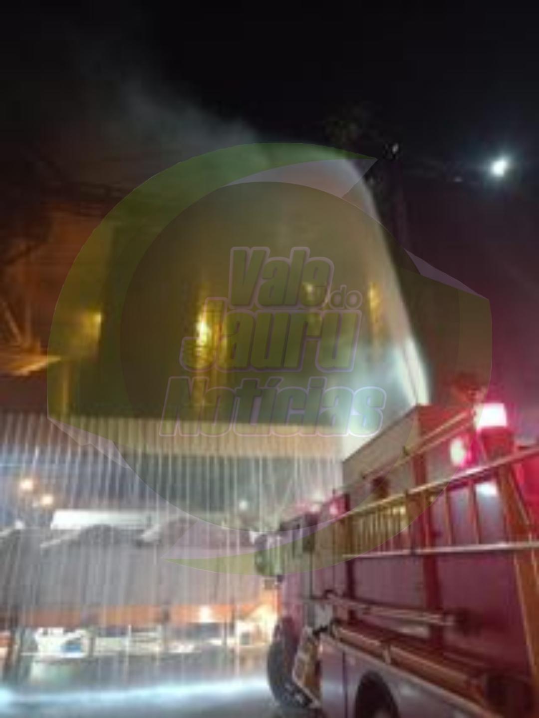 Após 24h de trabalho, bombeiros apagam incêndio em silo
