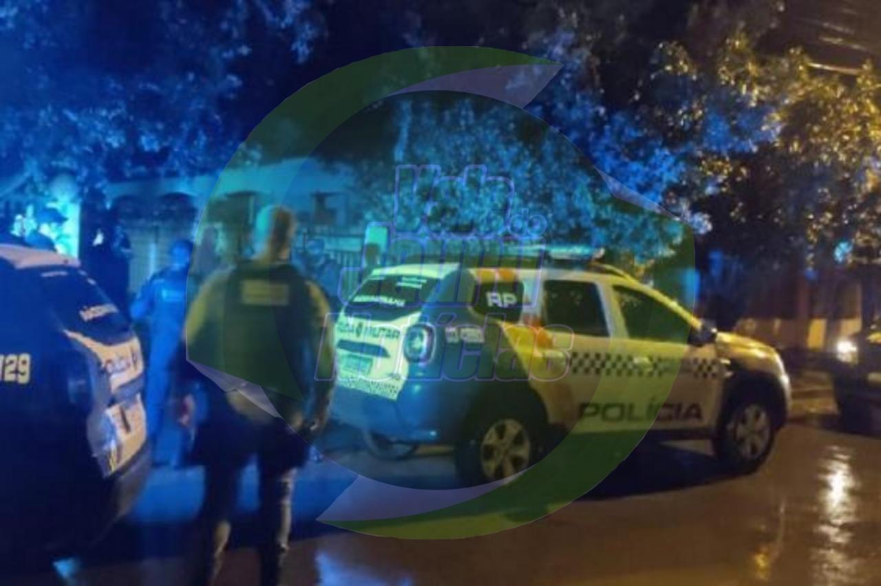 Bandidos trancam homem no banheiro para roubar carro e moto