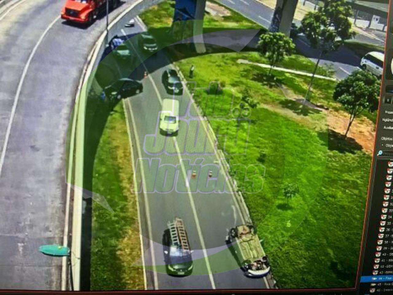 Capotamento na Avenida do CPA deixa trânsito lento