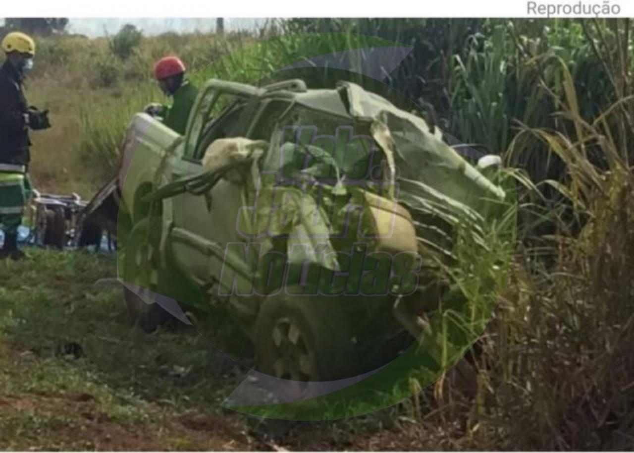 HOMEM MORRE PRESO ÀS FERRAGENS APÓS BATER S10 DE FRENTE COM CARRETA