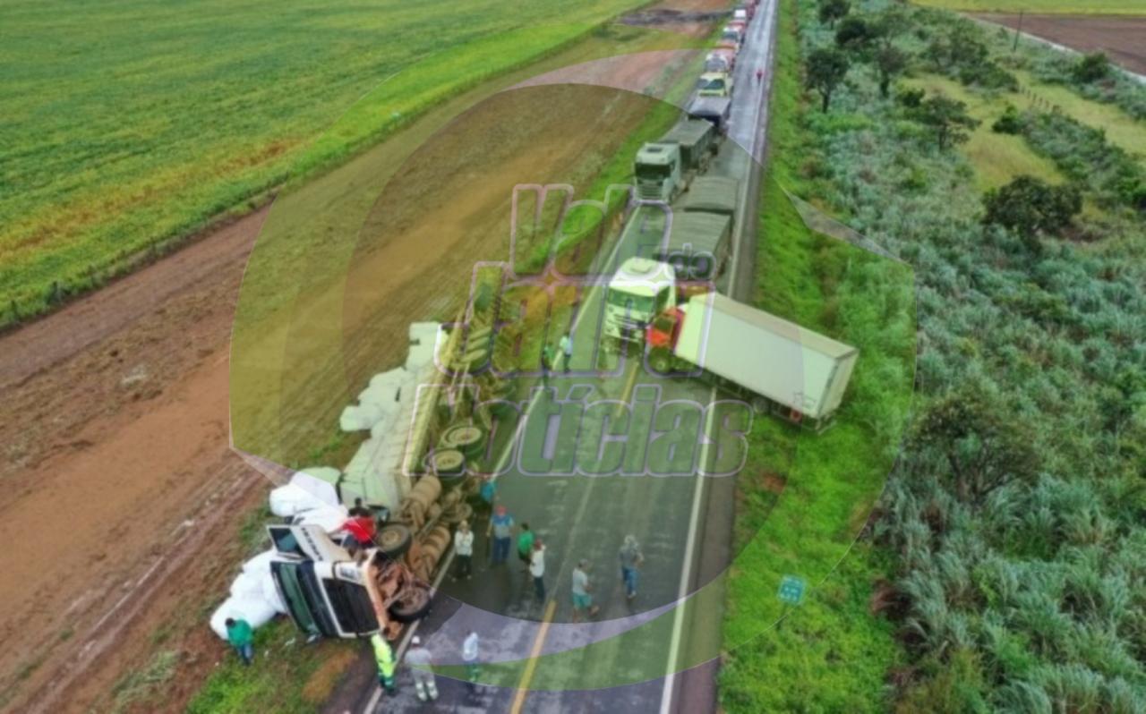 MATO GROSSO | ACIDENTE ENVOLVENDO TRÊS CAMINHÕES É REGISTRADO NA BR-163