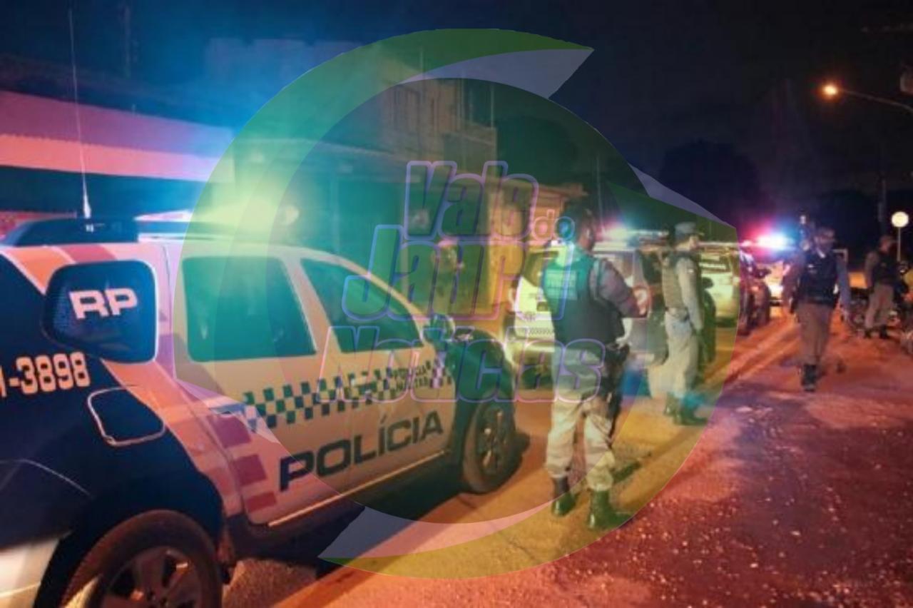 Assaltante invade casa de massagem e morre após ser baleado e esfaqueado