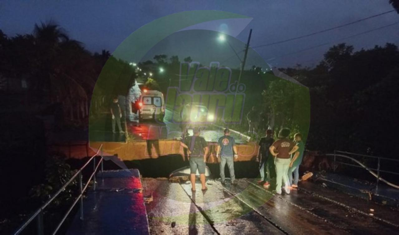 CARRO CAI EM CRATERA ABERTA EM RUA APÓS FORTES CHUVAS EM MT