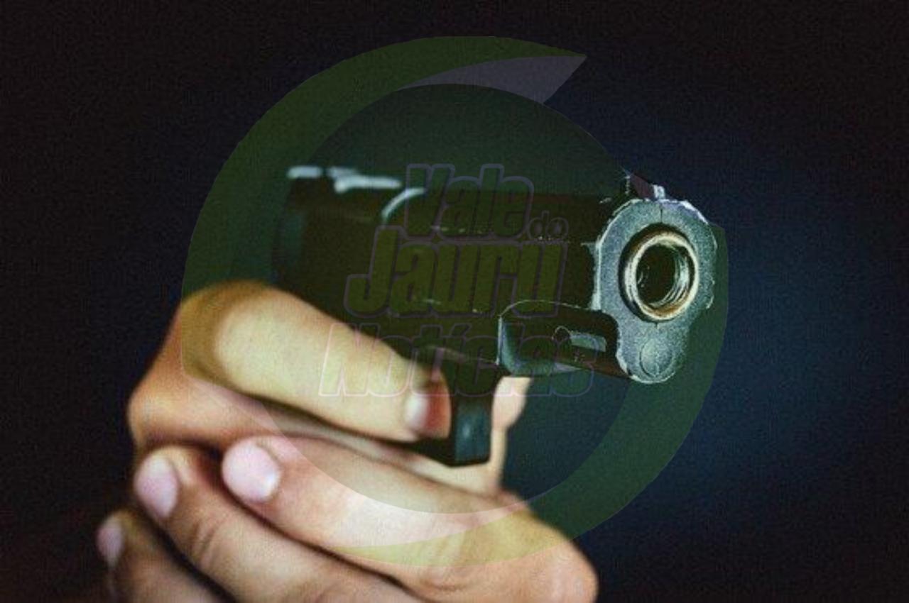 Casal é baleado durante festa e amigo capota o carro com eles a caminho do hospital