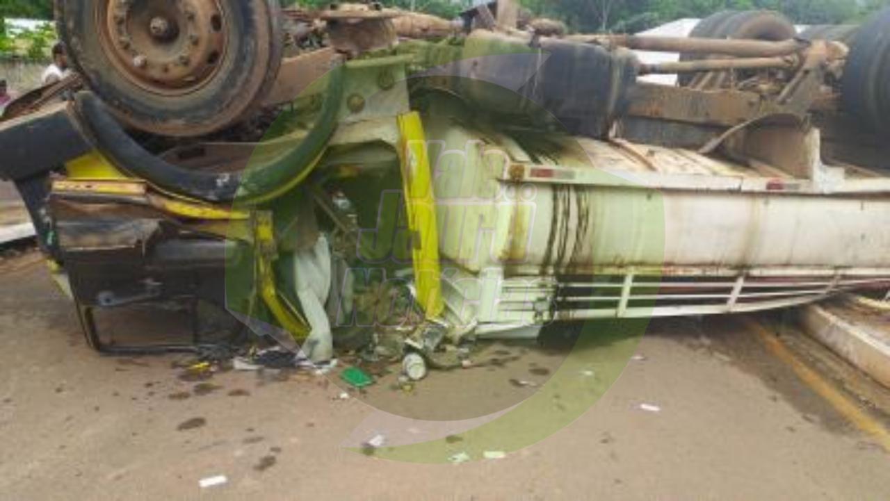Motorista morre após caminhão-pipa bater contra casa em VG