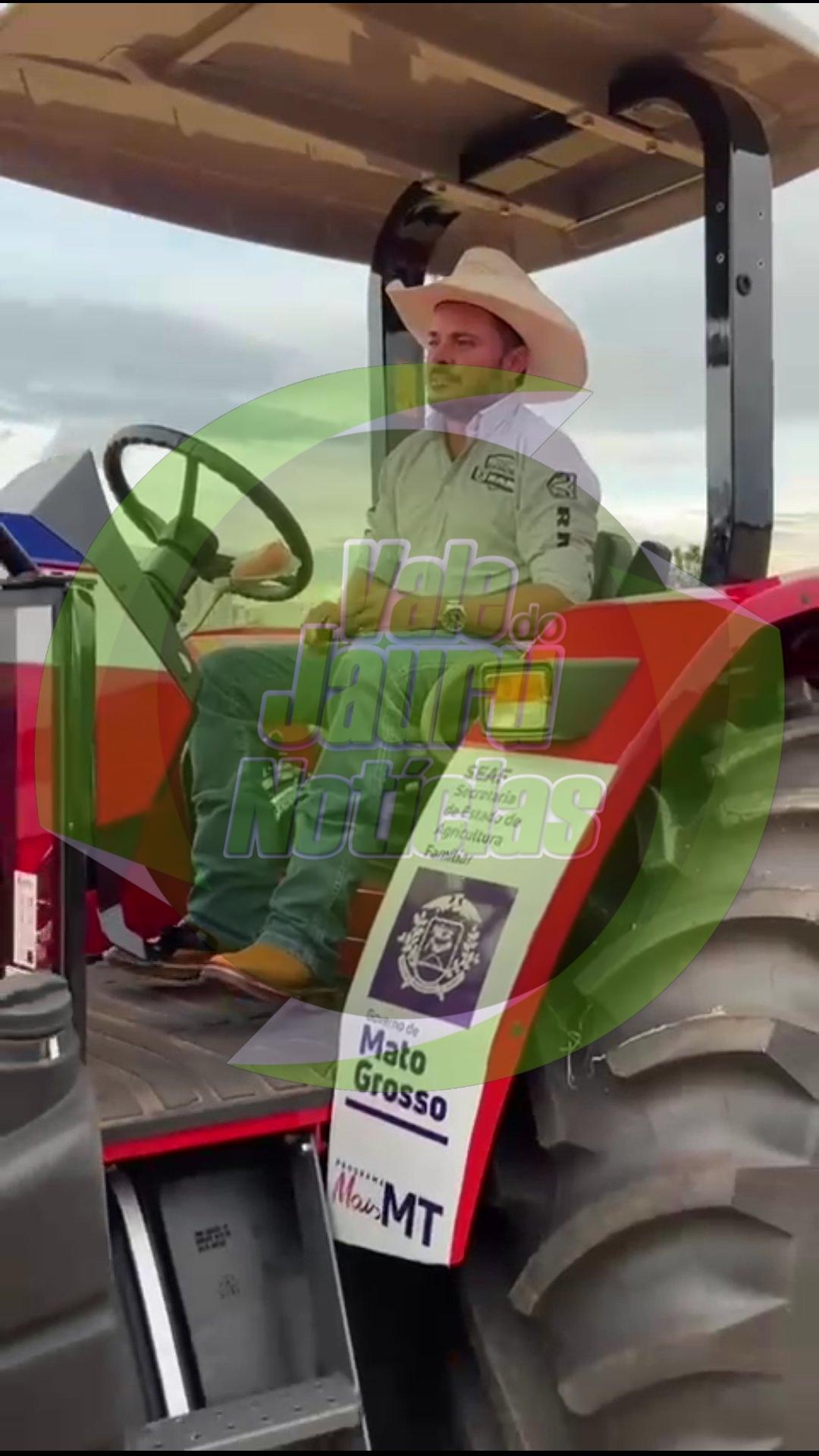 Prefeitura Minicipal de Jauru-MT recebe Trator , carreta e uma grade .