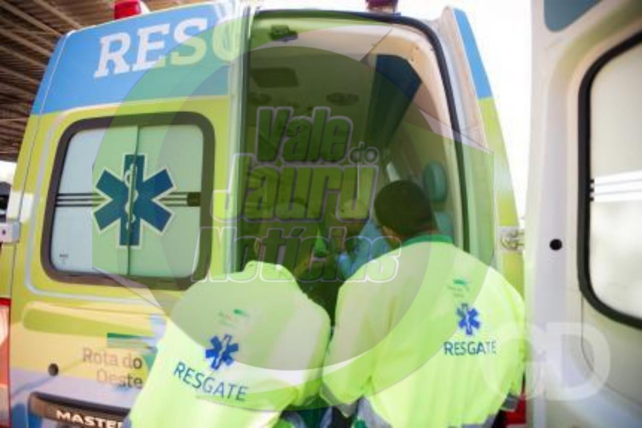 Motorista morre após caminhão carregado de sal sair da pista