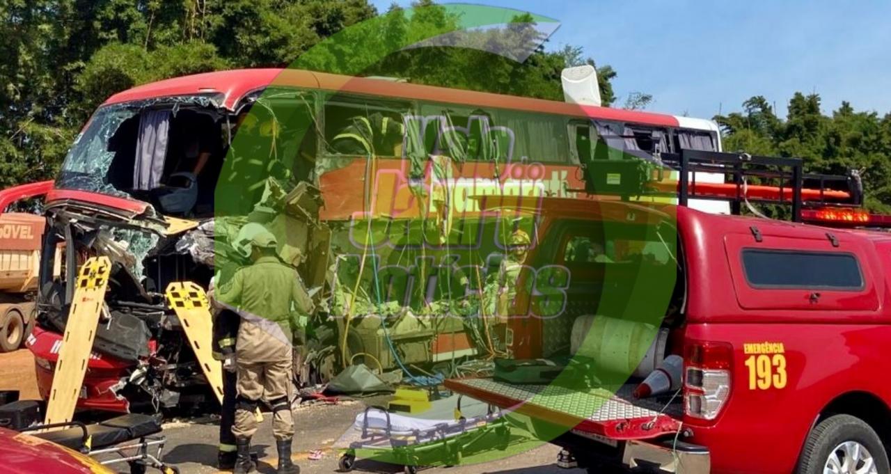 Acidente com ônibus e carreta na BR-163 entre Sinop e Sorriso; PRF confirma 8 mortos; vários feridos