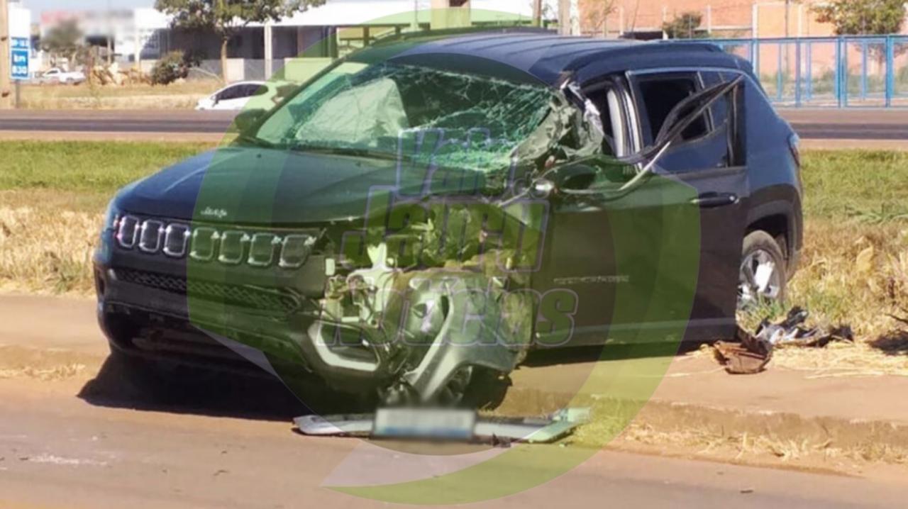 acidente com carro e carreta deixa um ferido