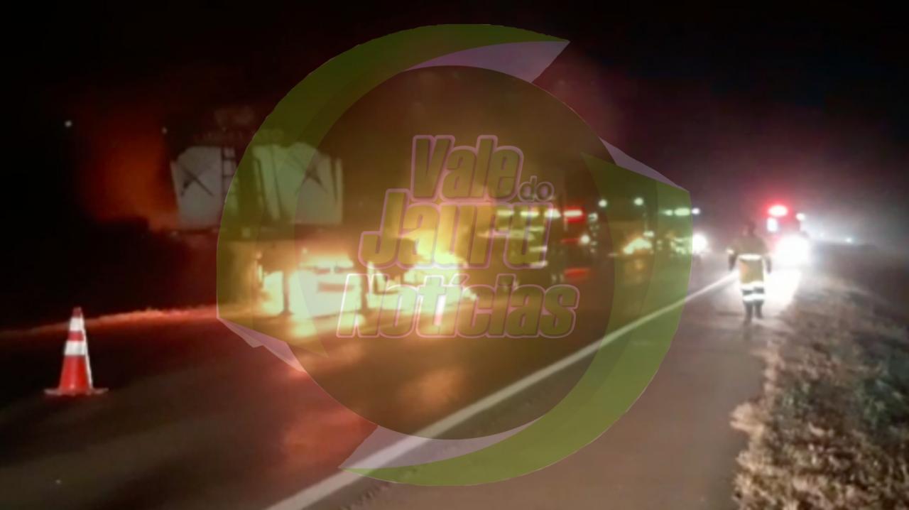 Carreta pega fogo e interdita BR-163 entre Sorriso e Lucas do Rio Verde