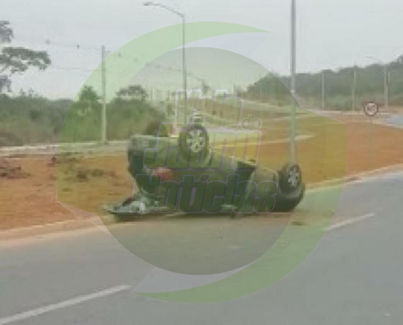 jovem perde controle, invade canteiro e capota carro.
