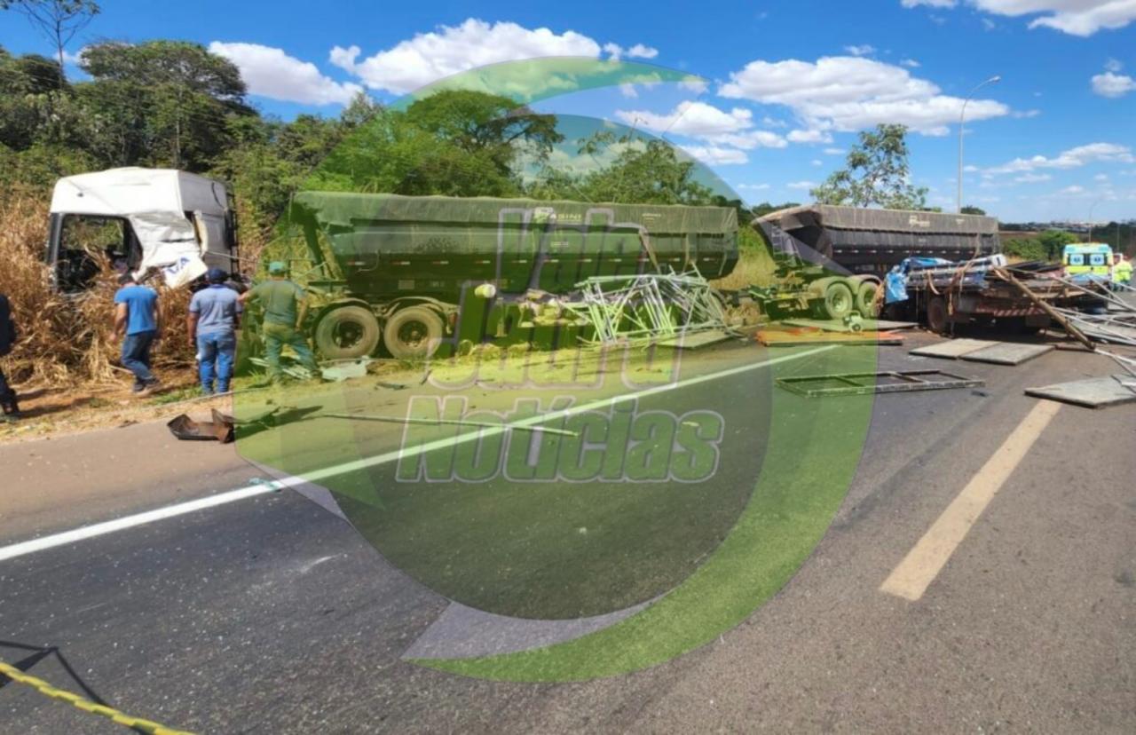 Acidente entre caminhão e carreta na BR-163 em Sorriso deixa um morto e dois feridos