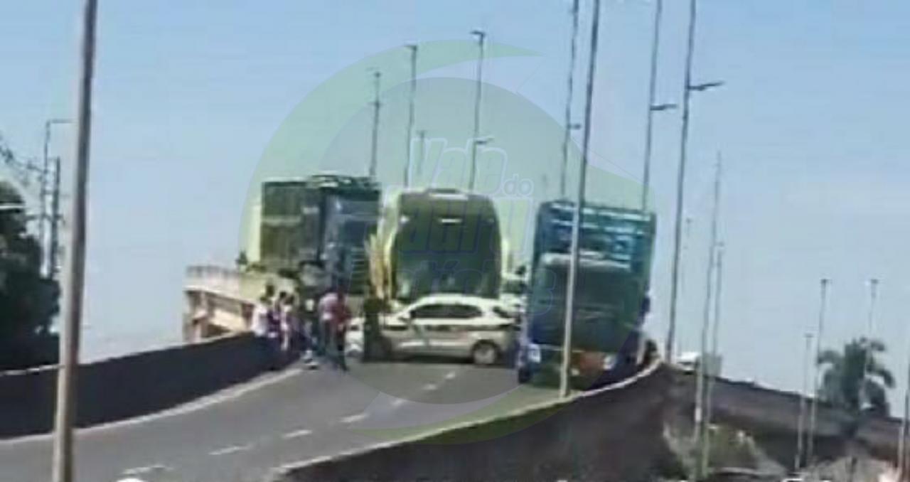 Acidente envolvendo ônibus, carro e carreta trava Viaduto do Tijucal