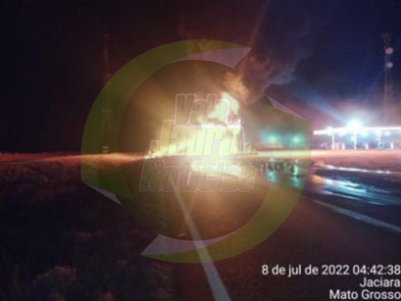 batida entre caminhão e carreta provoca explosão e veículos são destruídos pelo fogo