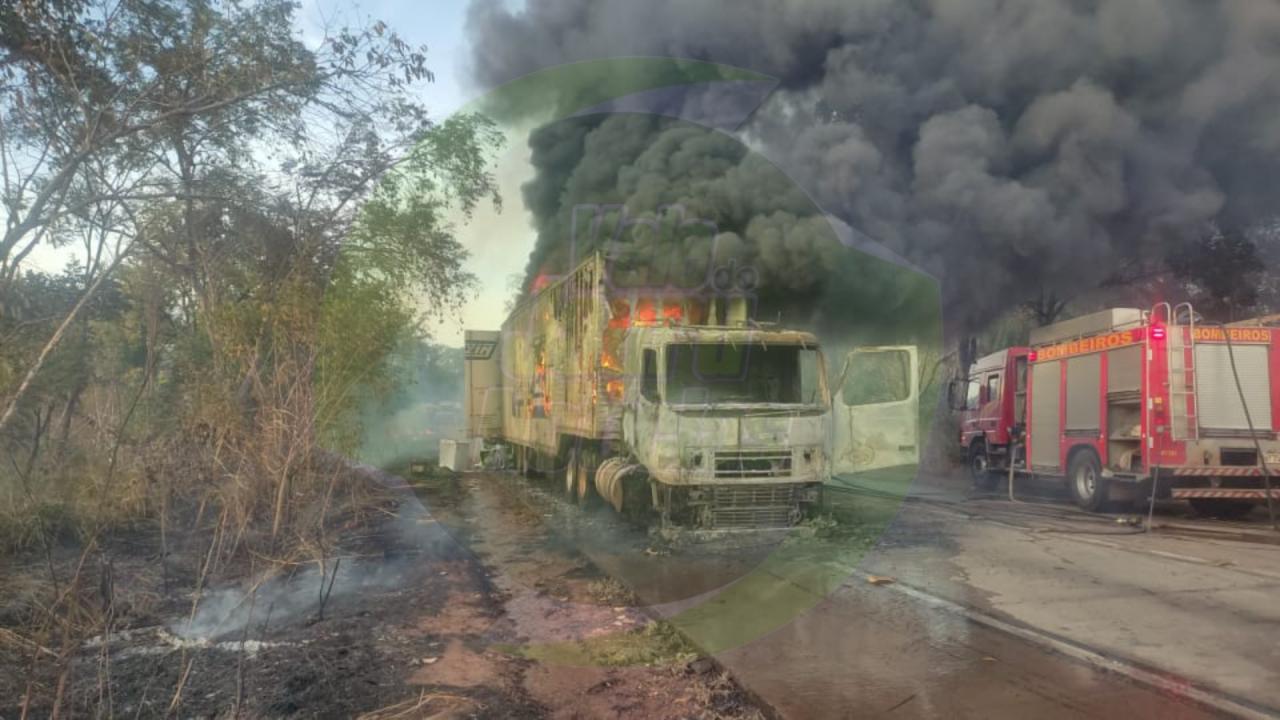 Carreta carregada de eletrodomésticos pega fogo e fica destruída na Serra de São Vicente