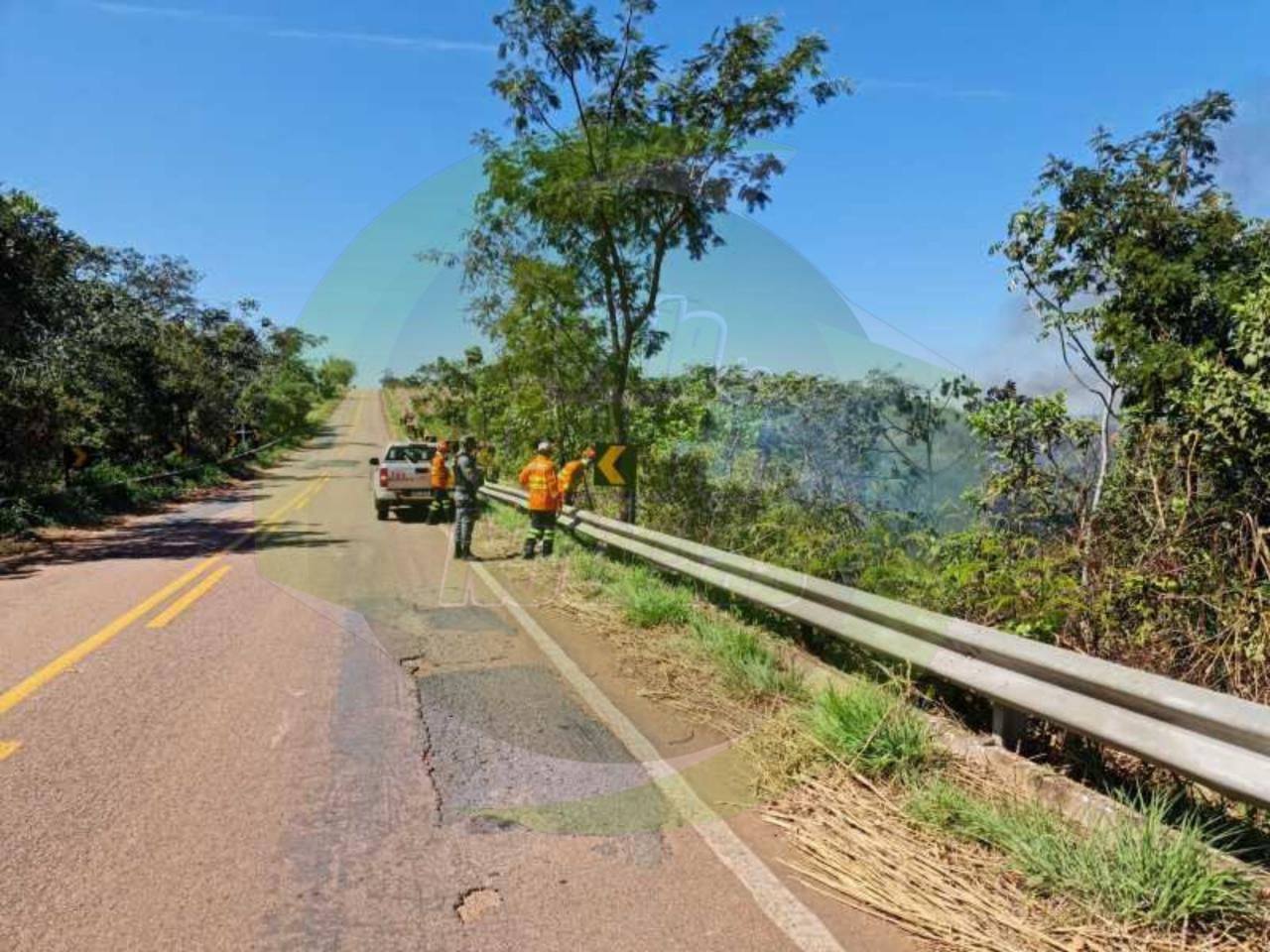 Carro pega fogo e quatro ocupantes saem ilesas na estrada de Chapada dos Guimarães