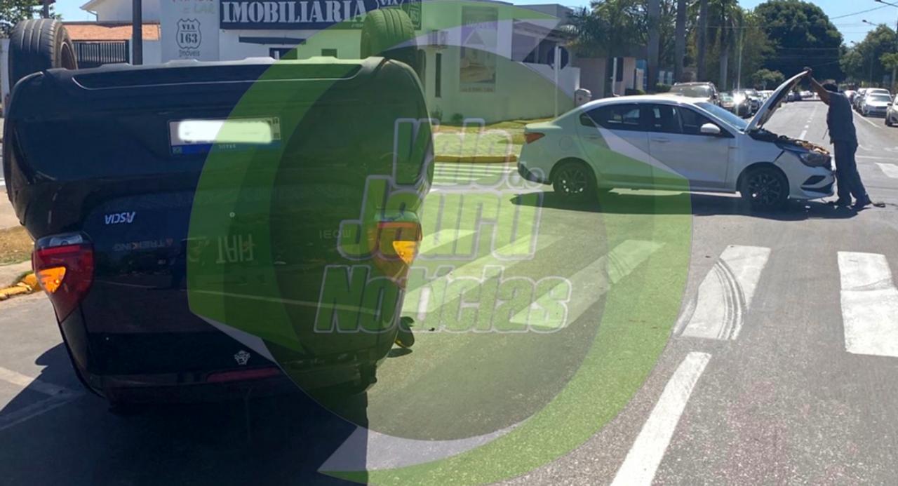 Carro tomba no centro de Sinop após colisão com outro