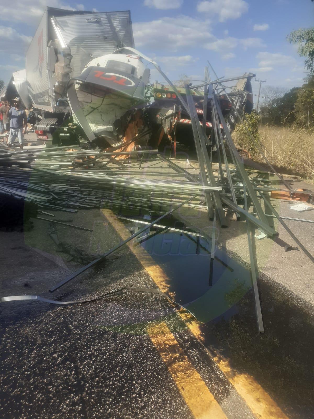 COLISÃO ENTRE 4 CARRETAS MATA DUAS PESSOAS NA BR-070 PRÓXIMO A CÁCERES