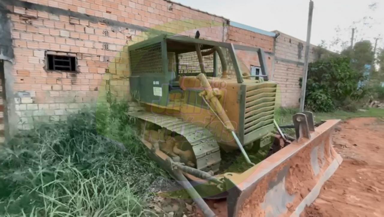 Criança liga trator esteira e atinge residência em Sorriso