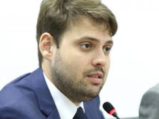 Irajá Lacerda aponta a burocracia como principal motivo para a ilegalidade dos trabalhadores e das empresas*