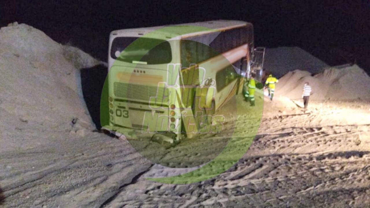 Ônibus sai da pista e motoristas morrem na Serra de São Vicente