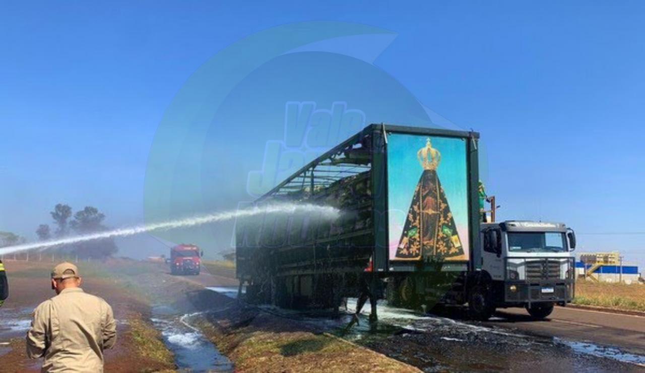 Painel de Nossa Senhora Aparecida fica intacto após fogo destruir carreta de algodão; veja fotos