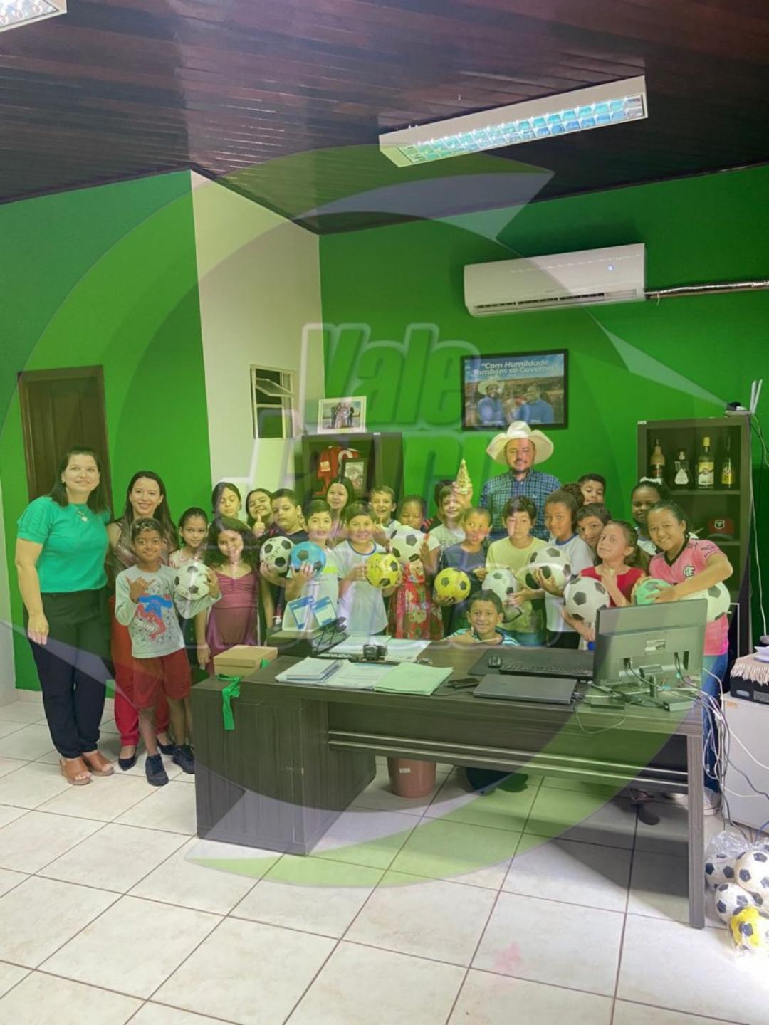 Jauru: Alunos da escola municipal Lourdes Maria de Lima, realizaram uma visita a sede do executivo municipal