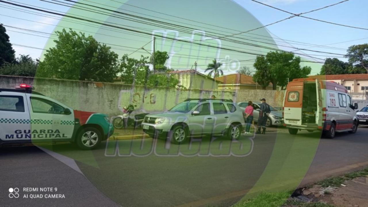 jovem tenta se jogar na frente de carros e é socorrida