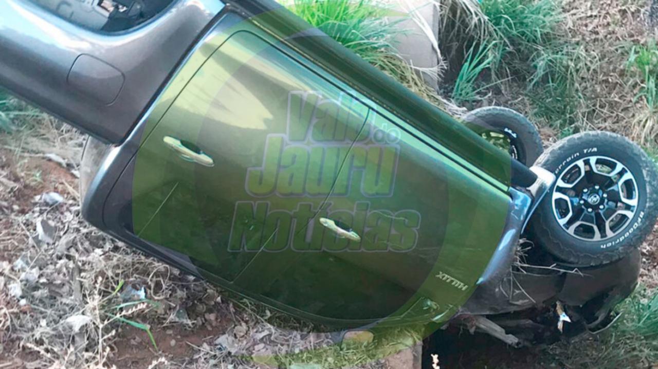 Motorista perde o controle e caminhonete cai em vala de escoamento de água em Sinop