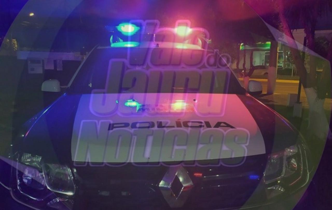 Homem dá tiros pra cima, mãe  tenta defendê-lo e acaba presa por xingar PMs