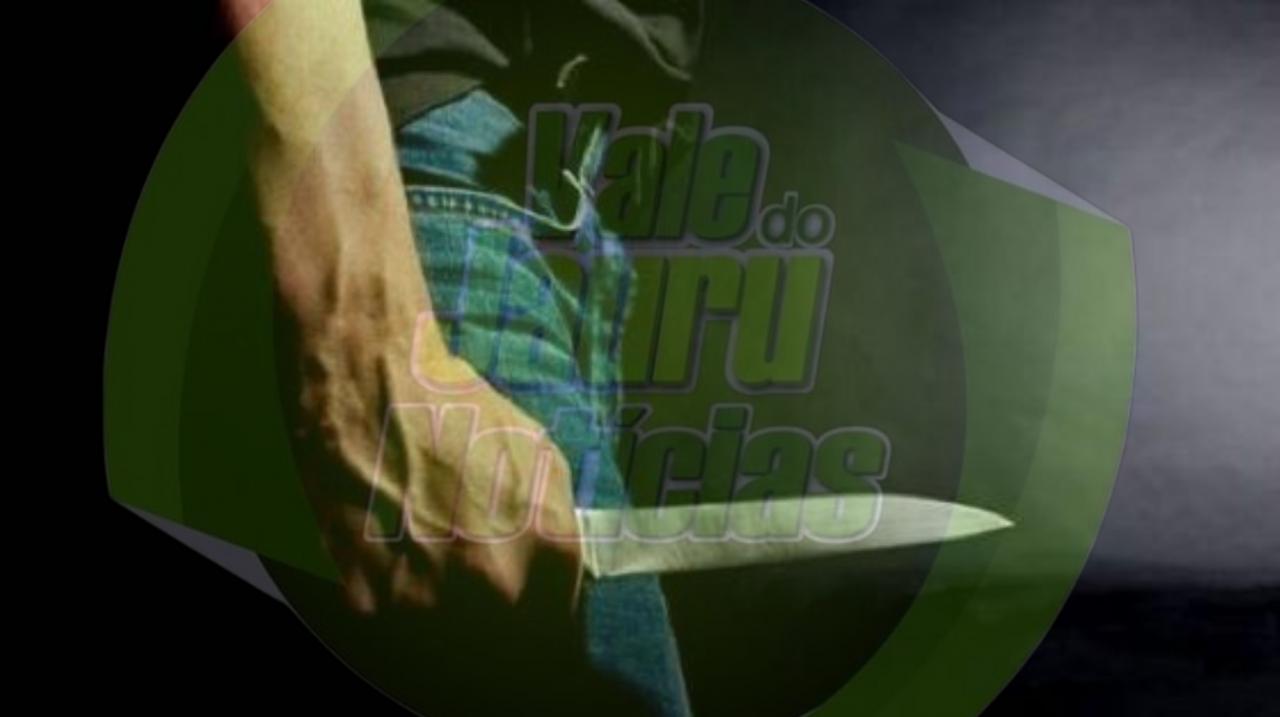 Homem é achado morto com faca cravada na barriga em MT.