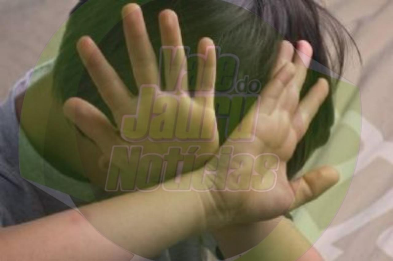 Homem é preso por queimar e bater em crianças com facão.