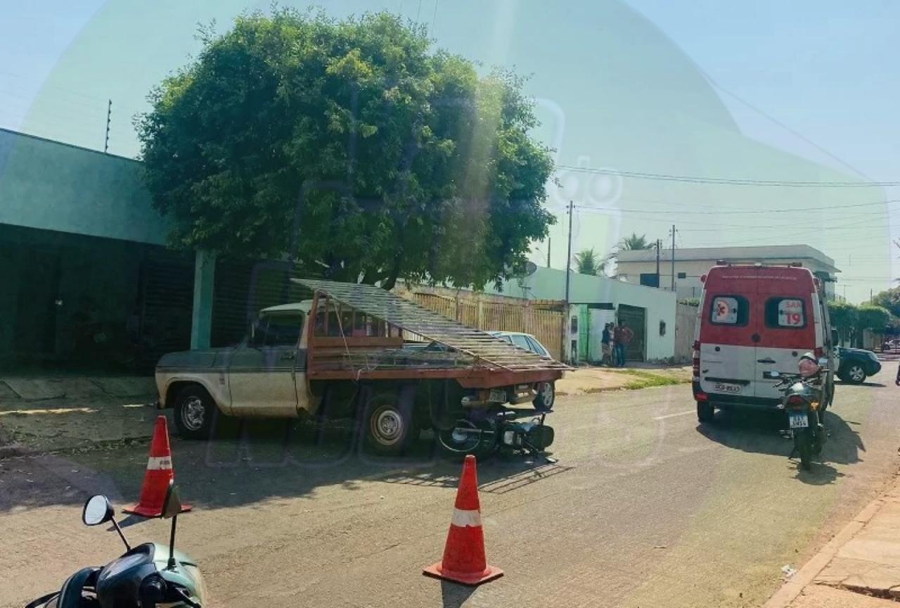 Motociclista é atropelado por caminhonete e morre com ferro atravessado na barriga em Rondonópolis.
