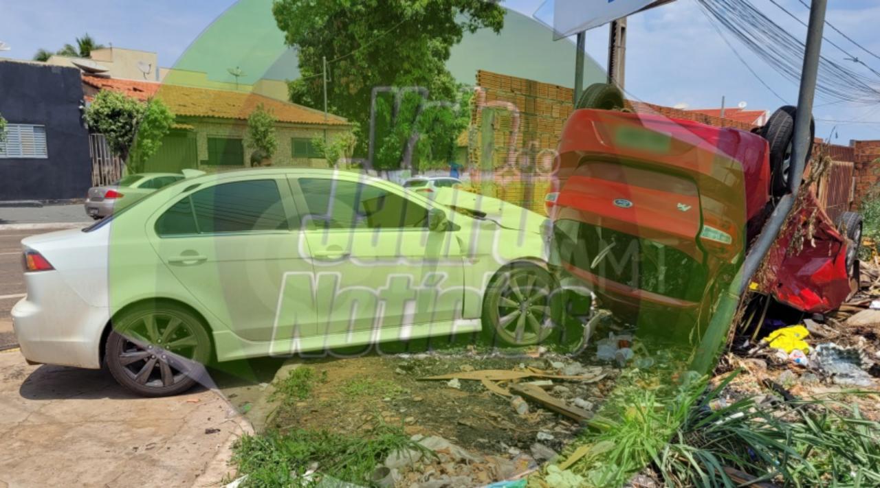Carro capota após batida no Centro e motorista fica preso às ferragens