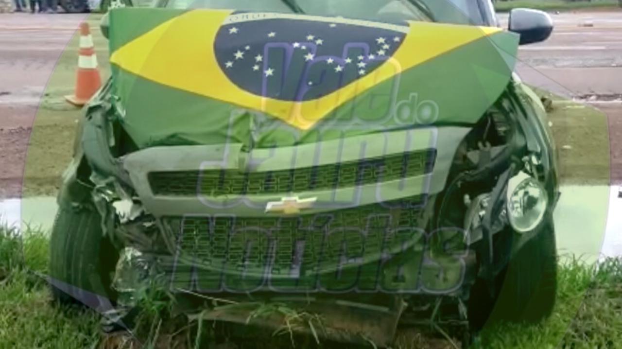 Colisão entre dois veículos e moto deixa um ferido na BR-163 em Sinop