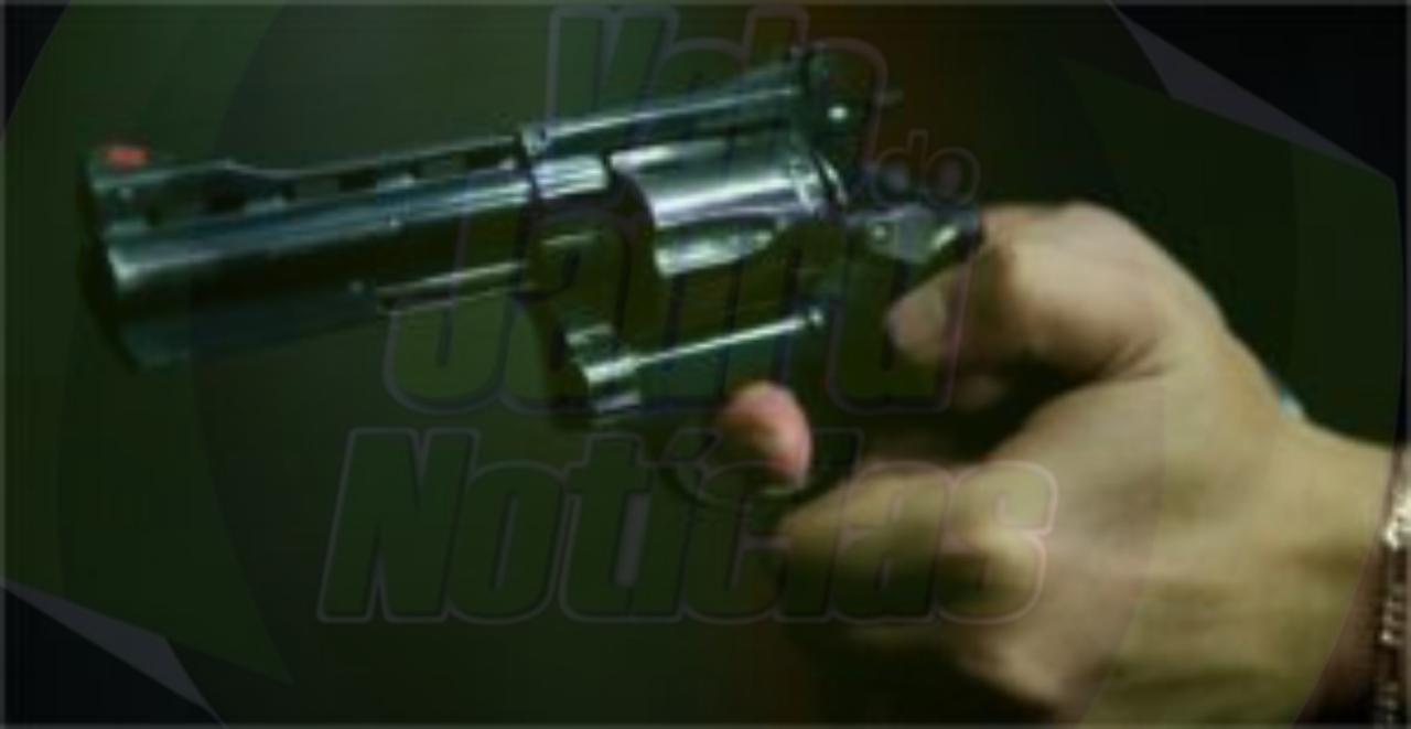 Discussão por causa de Facebook faz mulher atirar 3 vezes contra carro do marido