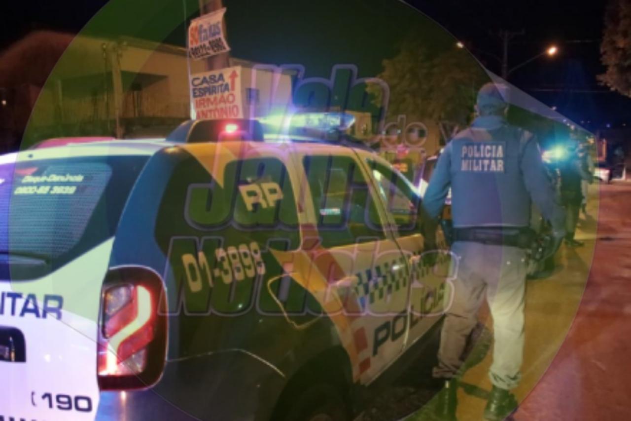 Alterado, homem agride o pai, destrói casa e ameaça família