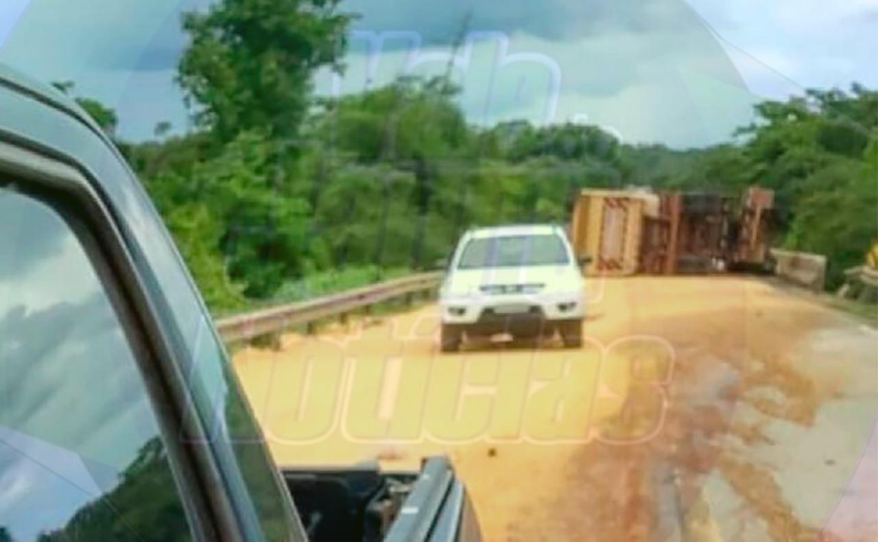 Carreta carregada com milho tomba na BR-163 em Nova Mutum