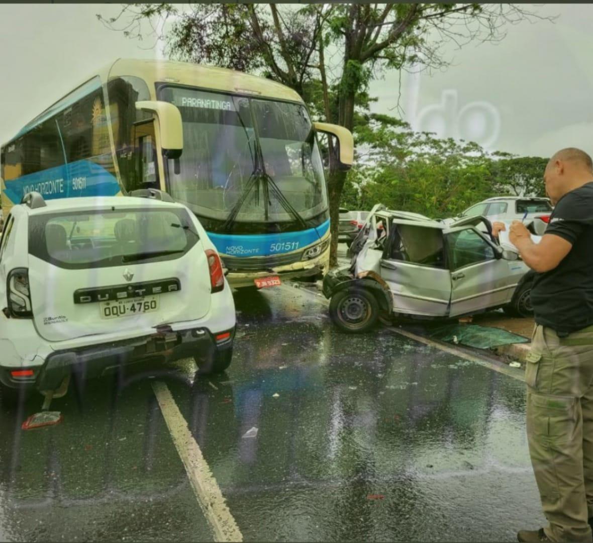 Acidente entre ônibus e 4 veículos deixa feridos na Miguel Sutil