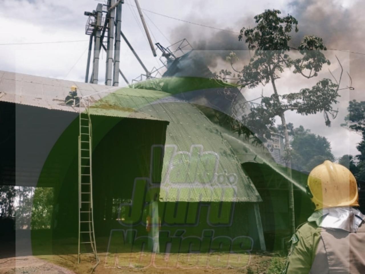 Armazém de grãos pega fogo às margens da BR-163 em Sinop