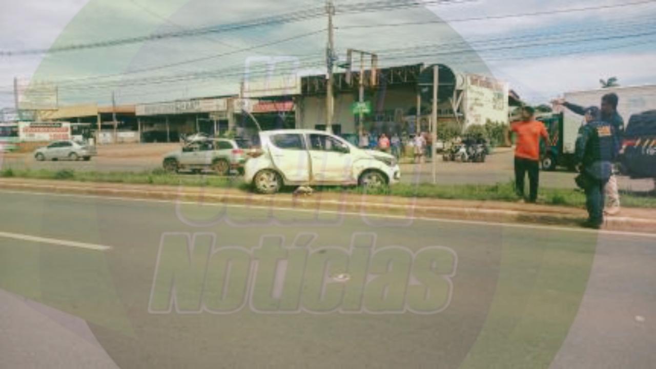 Bandidos roubam e batem carro, trocam tiros com policiais e são presos após tentativa de fuga