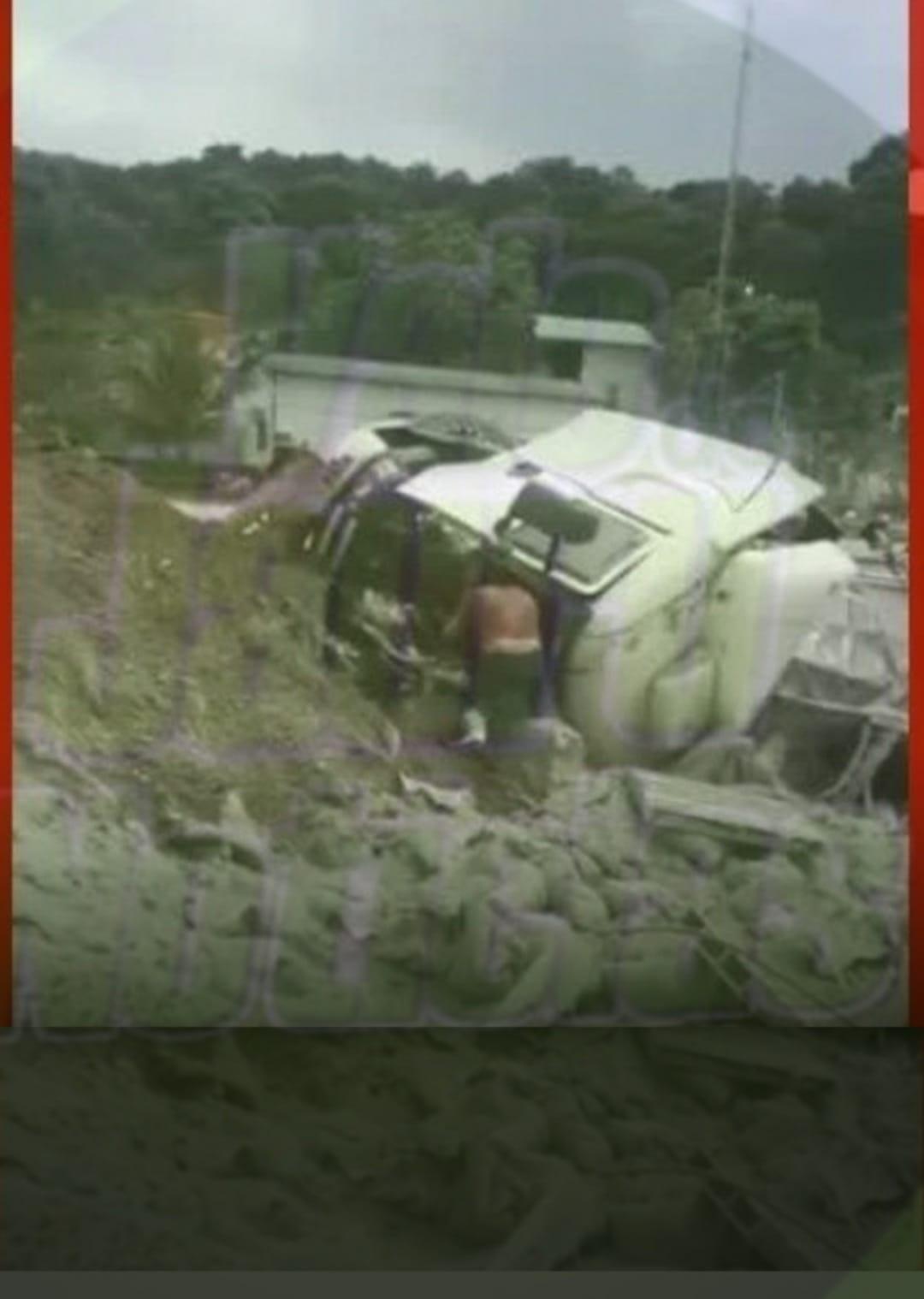 Carreta carregada de cimento capota na Serra de São Vicente em MT