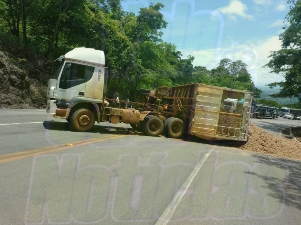 Carreta tomba na Serra de Tapirapuã (MT) e trânsito fica parado em rodovia