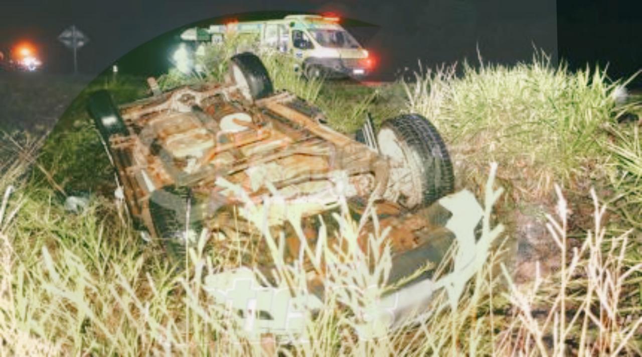 Carro com pai e filho capota em rodovia; homem morre na hora