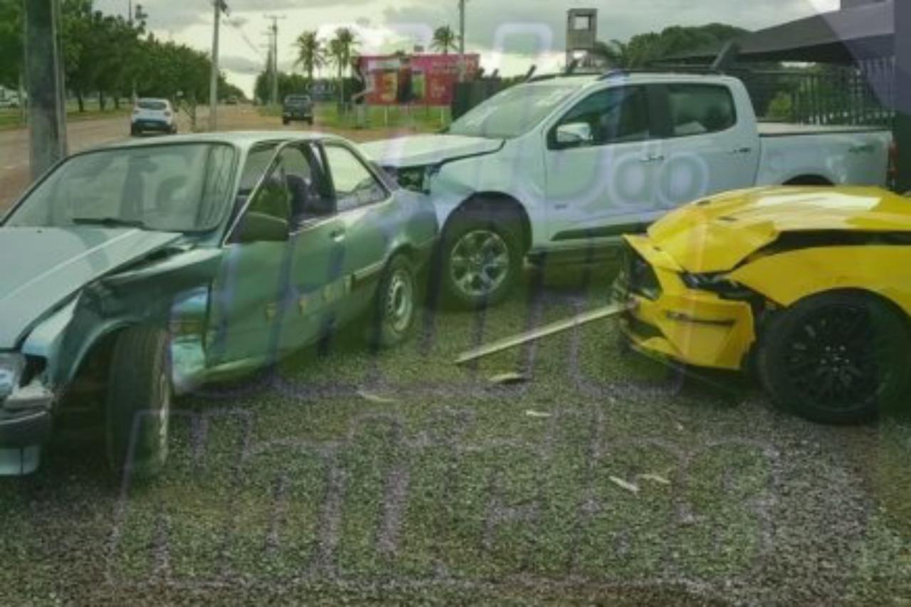 Chevette invade calçada e bate em Mustang e S10 em Sinop