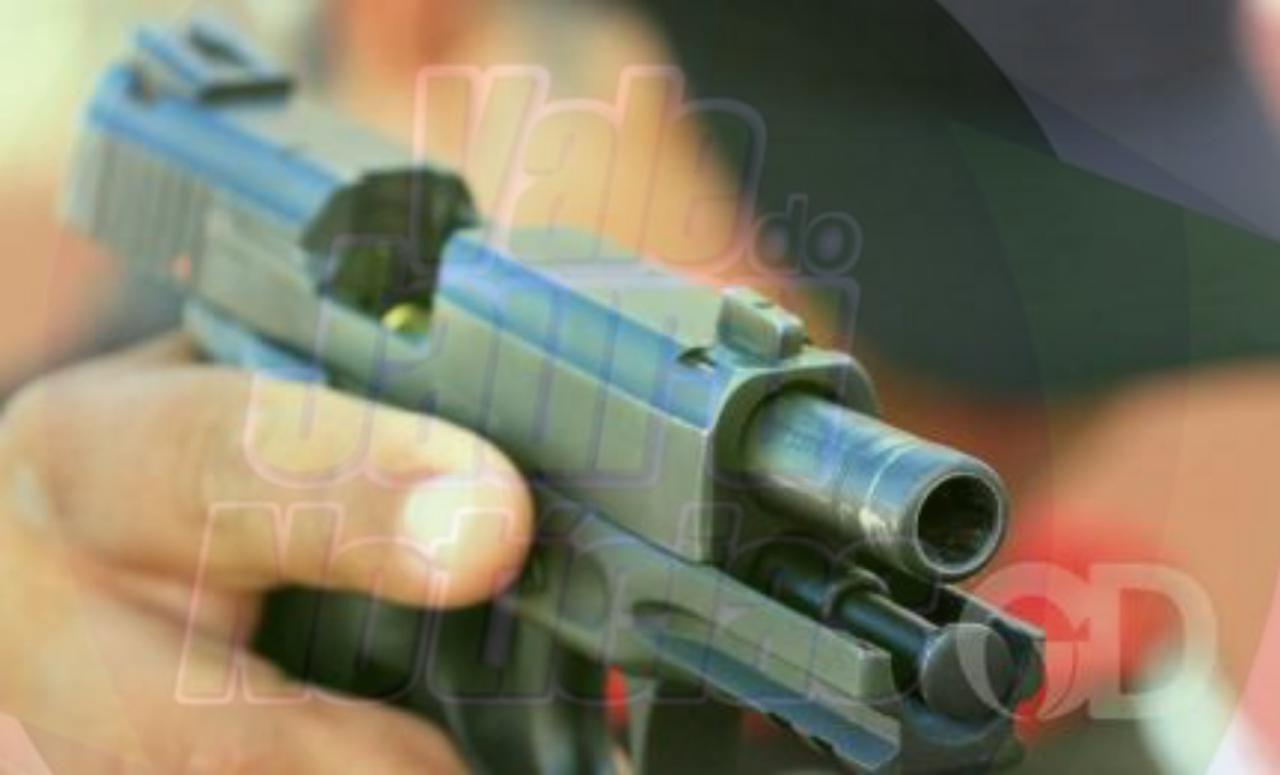 Dupla chama homem no portão, leva tiros e morre no hospital