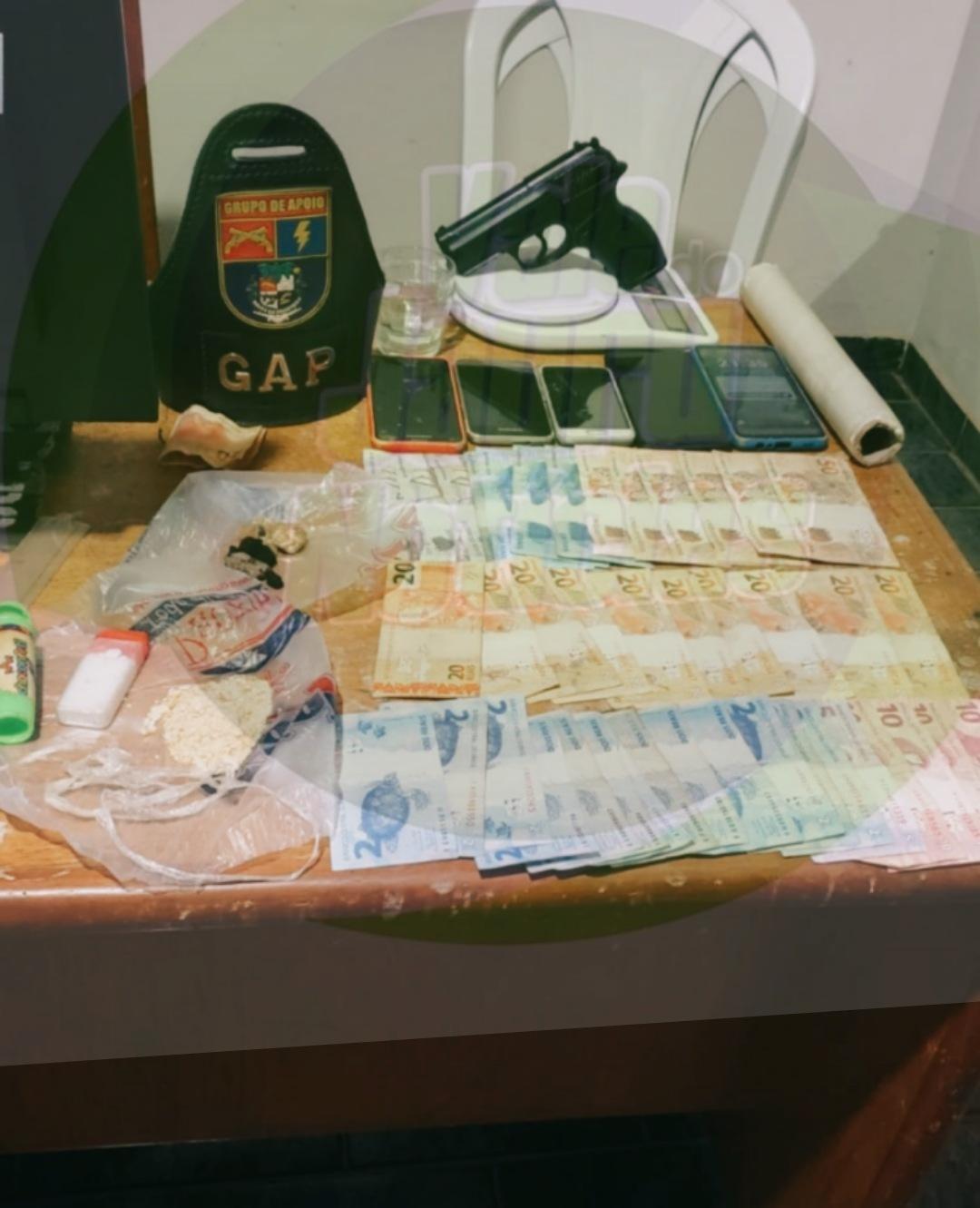 Policiais do GAP fecha ponto de venda de drogas, apreende entorpecentes, arma e prende dois suspeitos em São José dos Quatro Marco