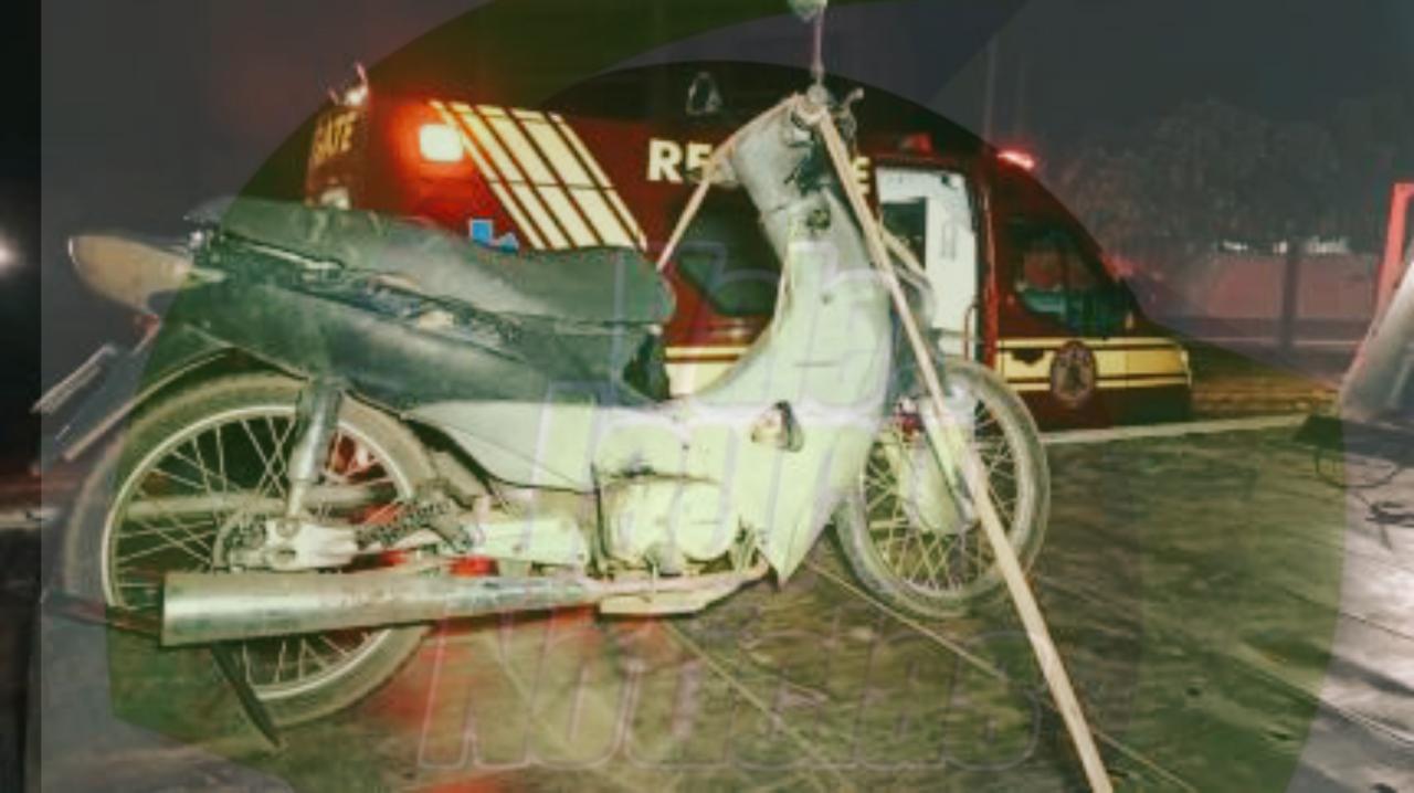Embriagado, homem bate moto em calçada e fica ferido