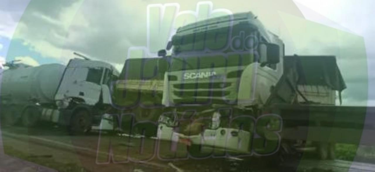 Engavetamento entre 5 carretas deixa trânsito lento em BR