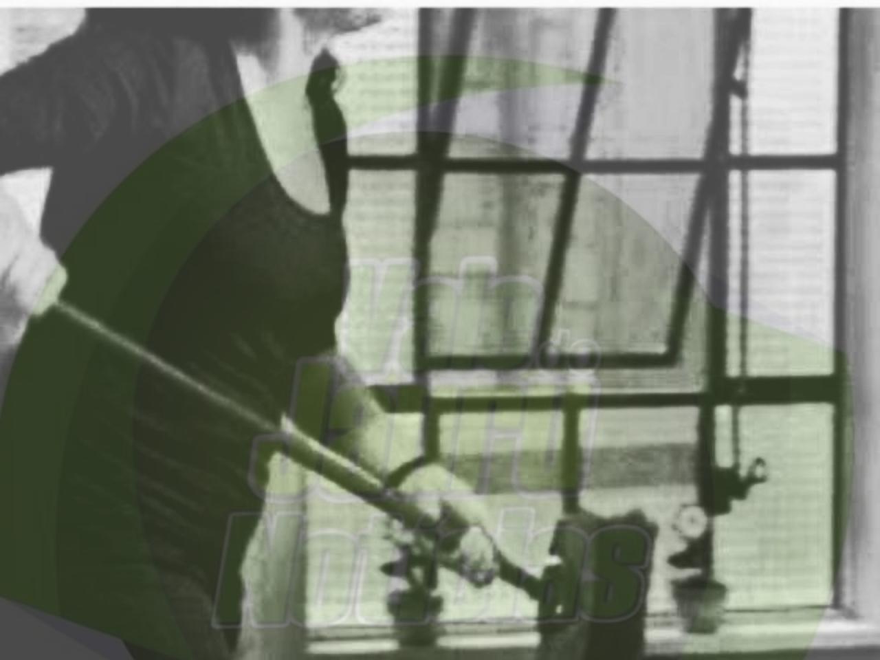 Filha de vítima de agressão dá 'vassourada' em homem para livrar mãe